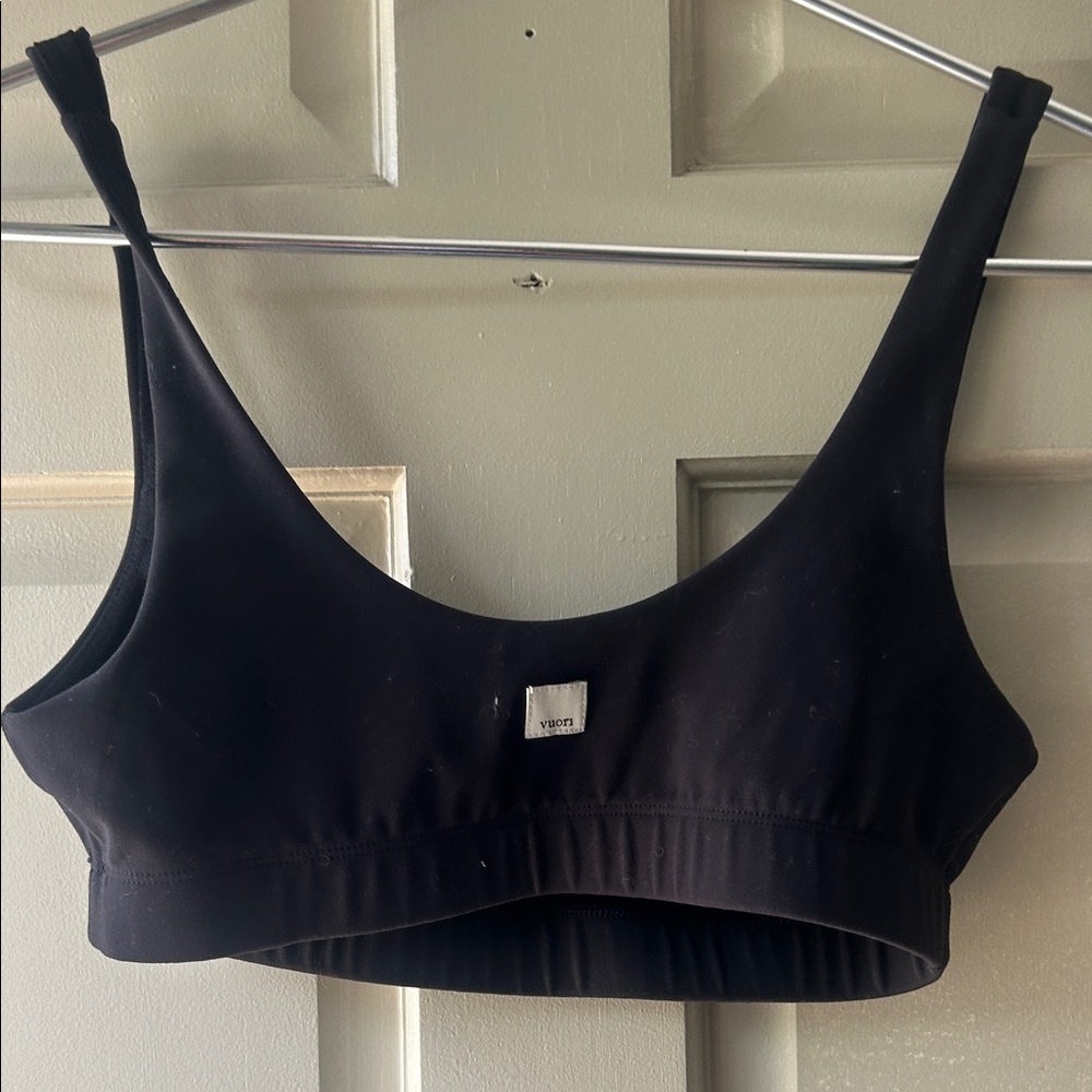 Vuori Black Scoop-Style Sports Bra